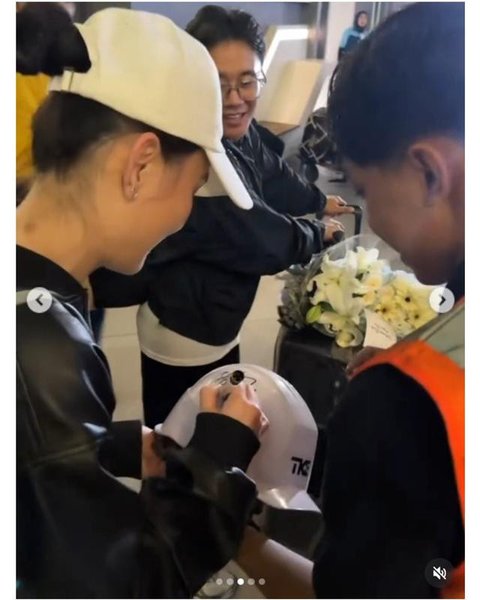 Momen Agnez Mo pulang ke Indonesia disambut fans di bandara. [IG: @agnezmo]