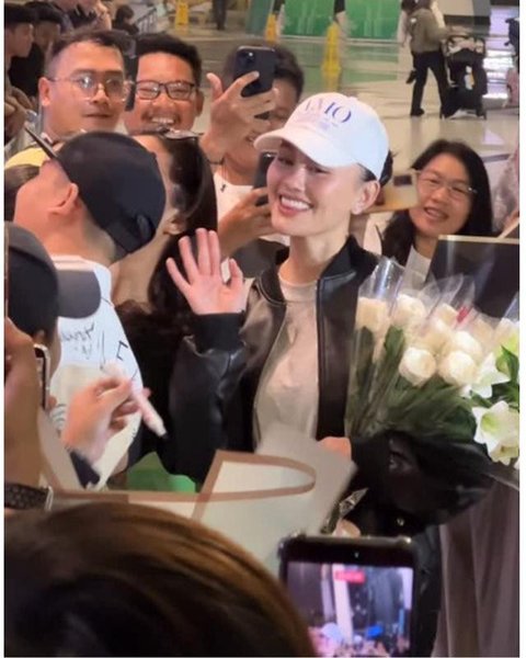 Momen Agnez Mo pulang ke Indonesia disambut fans di bandara. [IG: @agnezmo]