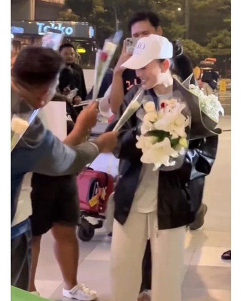 Momen Agnez Mo pulang ke Indonesia disambut fans di bandara. [IG: @agnezmo]