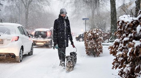 Penumpang yang terdampar menunggu di bandara Istanbul, di mana penerbangan dibatalkan karena badai salju dan hujan salju lebat, di Istanbul, Turki, pada 25 Januari 2022. Penutupan salah satu