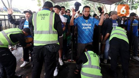 Kapolda Jabar Irjen Pol Rudi Setiawan menegaskan tidak akan ada toleransi terhadap flare dalam gelaran Piala Presiden 2025.(Foto: Rizal Fs/Biro Adpim Jabar)
