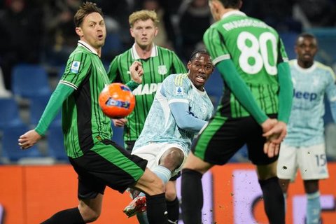 Para pemain Sassuolo merayakan gol yang dicetak oleh Armand Lauriente ke gawang Cagliari di Stadion Unipol Domus, Jumat (31/10/2025) dini hari WIB. (Gianluca Zuddas/LaPresse via AP)