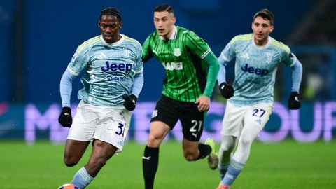 Para pemain Sassuolo merayakan gol yang dicetak oleh Armand Lauriente ke gawang Cagliari di Stadion Unipol Domus, Jumat (31/10/2025) dini hari WIB. (Gianluca Zuddas/LaPresse via AP)