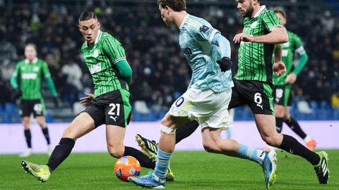 Para pemain Sassuolo merayakan gol yang dicetak oleh Armand Lauriente ke gawang Cagliari di Stadion Unipol Domus, Jumat (31/10/2025) dini hari WIB. (Gianluca Zuddas/LaPresse via AP)
