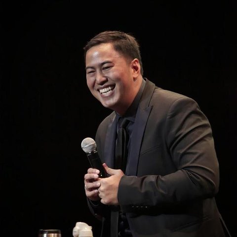 Penampilan Pandji Pragiwaksono dalam The Founder5 II: Unfinished Business di Istora Senayan pada Minggu (16/12/2025). (Doc. via GOLDLive Indonesia)