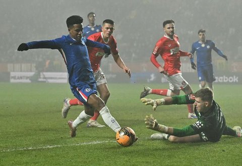 Liam Rosenior menjalani debutnya sebagai manajer Chelsea dengan kemenangan manis atas Charlton Athletic pada lanjutan Piala FA 2025/2026, Minggu (11/1/2026) dini hari WIB. (Ben STANSALL / AFP