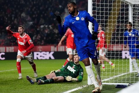 Liam Rosenior menjalani debutnya sebagai manajer Chelsea dengan kemenangan manis atas Charlton Athletic pada lanjutan Piala FA 2025/2026, Minggu (11/1/2026) dini hari WIB. (Ben STANSALL / AFP