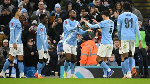 Para pemain Man City merayakan gol yang dicetak Max Alleyne ke gawang Exeter City pada lanjutan Piala FA, Sabtu malam WIB (10/1/2026). (Oli SCARFF / AFP)