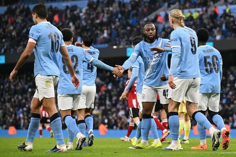 Para pemain Man City merayakan gol yang dicetak Max Alleyne ke gawang Exeter City pada lanjutan Piala FA, Sabtu malam WIB (10/1/2026). (Oli SCARFF / AFP)