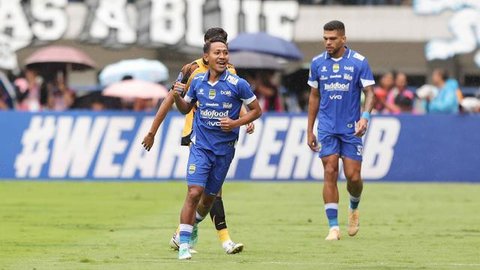 Hingga peluit panjang dibunyikan skor tidak berubah, Persib unggul 1-0 atas Persija. Tampak dalam foto, penyerang sayap kiri Persib, Beckham Putra (kiri) saat pertandingan pekan ke-17 BRI Sup