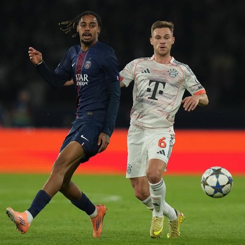 Pemain Bayern Munchen Joshua Kimmich dan pemain PSG Bradley Barcola pada pertandingan fase liga Liga Champions di Paris, Prancis, Rabu, 5 November 2025.