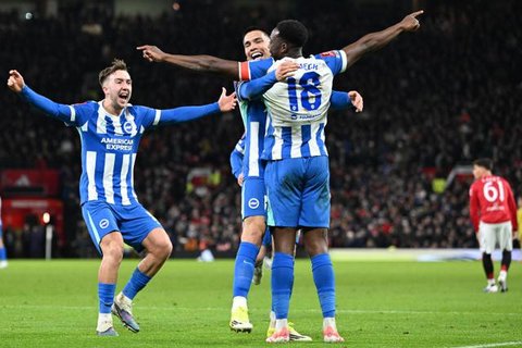 Pemain Brighton, Kaoru Mitoma melakukan tos dengan Danny Welbeck pada laga lanjutan Liga Inggris 2024/2025 melawan Manchester United yang berlangsung di Old Trafford, Manchester, Inggris, Min