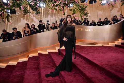 Lisa Blackpink di Golden Globes 2026. (Michael Tran / AFP)