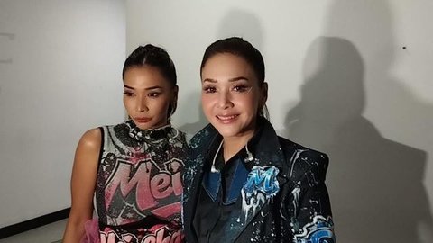 Saat ditemui di kawasan Tugu Tani, Jakarta Pusat, Jumat (7/10/2016) mantan istri musisi Ahmad Dhani ini mengaku, tidak mau dikaitkan untuk terjun ke dunia politik. Ini karena sudah menjadi ke