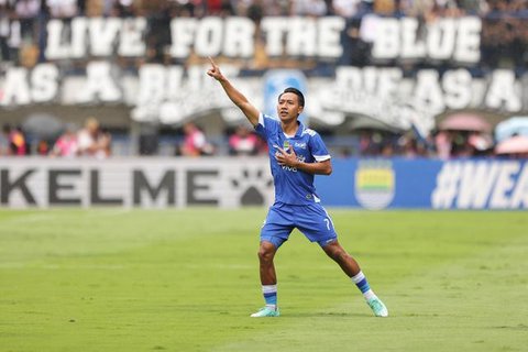 Pemain Persib, Beckham Putra (tengah) merayakan golnya ke gawang Persija pada pertandingan pekan ke-17 BRI Super League 2025/2026 di Stadion Gelora Bandung Lautan Api (GBLA), Bandung, Jawa Ba
