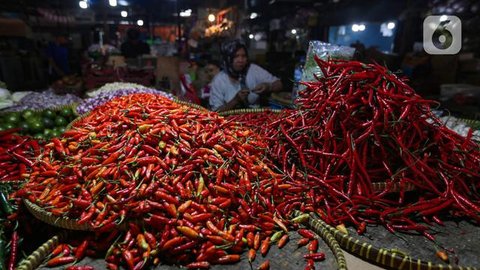 Berdasarkan pantauan panel harga Badan Pangan Nasional (Bapanas) pada hari ini, Selasa (17/12/2024), beberapa jenis cabai, telur ayam, dan minyak goreng curah mengalami kenaikan harga. (Liput