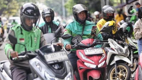 Pengemudi ojek online (ojol) menggelar demonstrasi di depan Gedung DPR/MPR, Senayan, Jakarta, Jumat (28/2/2020). Aksi demo ratusan sopir ojek online dipicu karena ada usulan anggota DPR yang