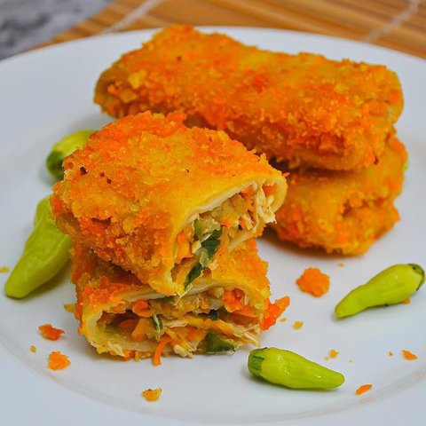 Aneka makanan dan minumam untuk berbuka puasa atau takjil dijajakan di kawasan Bendungan Hilir atau Benhil, Jakarta, Senin (6/5/2019). Kawasan Benhil menjadi tempat warga dan pekerja kantoran