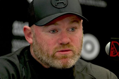 Wayne Rooney (kanan) bersama Michael Carrick merayakan gol Manchester United ke gawang Swansea City pada laga Premier League di Old Trafford, Manchester, Minggu (30/4/2017). (AFP/Oli Scarff)