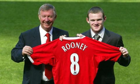 Wayne Rooney (kanan) bersama Michael Carrick merayakan gol Manchester United ke gawang Swansea City pada laga Premier League di Old Trafford, Manchester, Minggu (30/4/2017). (AFP/Oli Scarff)