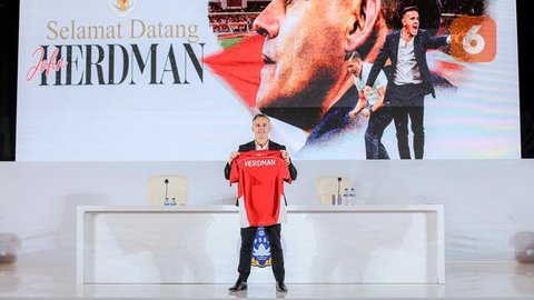 Pelatih Timnas Indonesia, John Herdman, bersama Ketua Badan Tim Nasional (BTN) Sumardji tampak akrab saat acara perkenalan pelatih baru Timnas Indonesia di Hotel Mulia Senayan, Jakarta, Selas