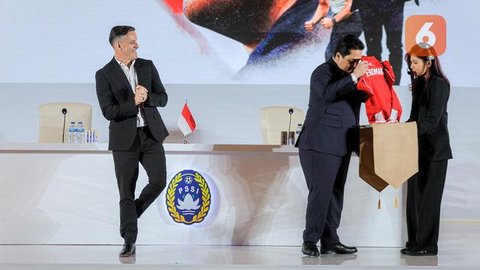 Pelatih Timnas Indonesia, John Herdman, bersama Ketua Badan Tim Nasional (BTN) Sumardji tampak akrab saat acara perkenalan pelatih baru Timnas Indonesia di Hotel Mulia Senayan, Jakarta, Selas
