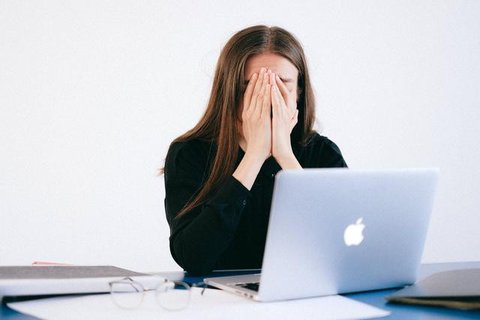 Sepi dan sunyi mungkin jadi suatu hal yang menyenangkan untuk kamu sebagai introvert. Namun, jika terus menerus seperti itu, bahkan sampai tidak bicara seharian akan meningkatkan perasaan sep