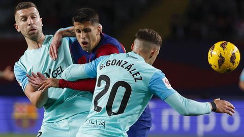 Pemain Barcelona, Joao Cancelo, mencetak gol ke gawang Real Betis pada laga Liga Spanyol di Estadi Olimpic Lluis Companys, Minggu (17/9/2023). Barca menang dengan skor 5-0. (AP Photo/Joan Mon