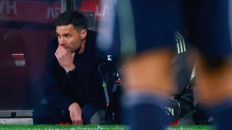 Pelatih Real Madrid, Xabi Alonso, memeluk Kylian Mbappe setelah laga melawan Marseille dalam laga matchday 1 League Phase Liga Champions 2025/2026 di Santiago Bernabeu, Rabu (17/9/2025) dini