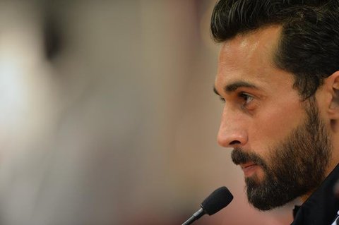 Pelatih Real Madrid, Xabi Alonso, memeluk Kylian Mbappe setelah laga melawan Marseille dalam laga matchday 1 League Phase Liga Champions 2025/2026 di Santiago Bernabeu, Rabu (17/9/2025) dini