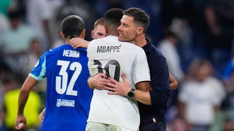 Kylian Mbappe dan Xabi Alonso saat Real Madrid takluk 0-4 dari PSG pada ajang Piala Dunia Antarklub 2025. (JUAN MABROMATA / AFP)