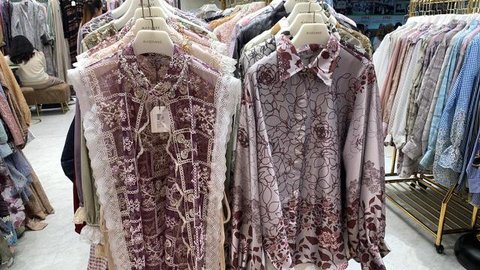 Baju lebaran model atasan berompi dan gamis gacor katbol. (dok. Liputan6.com/Salsa Nur Fadillah)