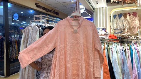 Baju lebaran model atasan berompi dan gamis gacor katbol. (dok. Liputan6.com/Salsa Nur Fadillah)