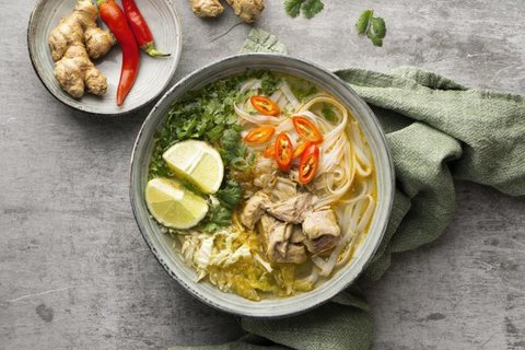 Mudah sekali bagi kita menemukan makanan bercitarasa pedas, maulai dari yang berkuah sampai tidak. Nah, salah satunya adalah kari ayam pedas dengan tampilan kuahnya yang merah menggoda. (Foto