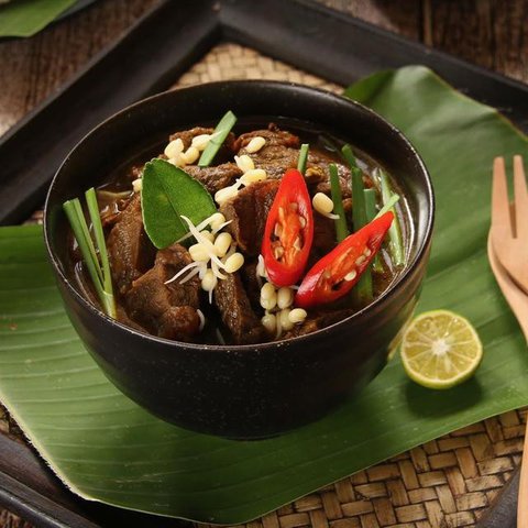 Mudah sekali bagi kita menemukan makanan bercitarasa pedas, maulai dari yang berkuah sampai tidak. Nah, salah satunya adalah kari ayam pedas dengan tampilan kuahnya yang merah menggoda. (Foto