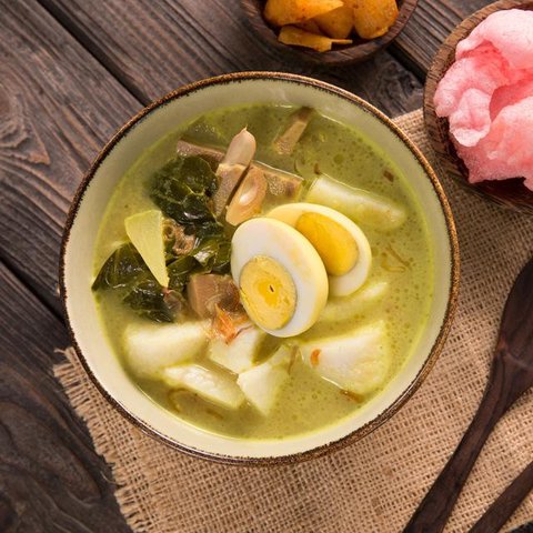 Mudah sekali bagi kita menemukan makanan bercitarasa pedas, maulai dari yang berkuah sampai tidak. Nah, salah satunya adalah kari ayam pedas dengan tampilan kuahnya yang merah menggoda. (Foto