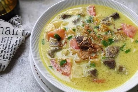 Mudah sekali bagi kita menemukan makanan bercitarasa pedas, maulai dari yang berkuah sampai tidak. Nah, salah satunya adalah kari ayam pedas dengan tampilan kuahnya yang merah menggoda. (Foto