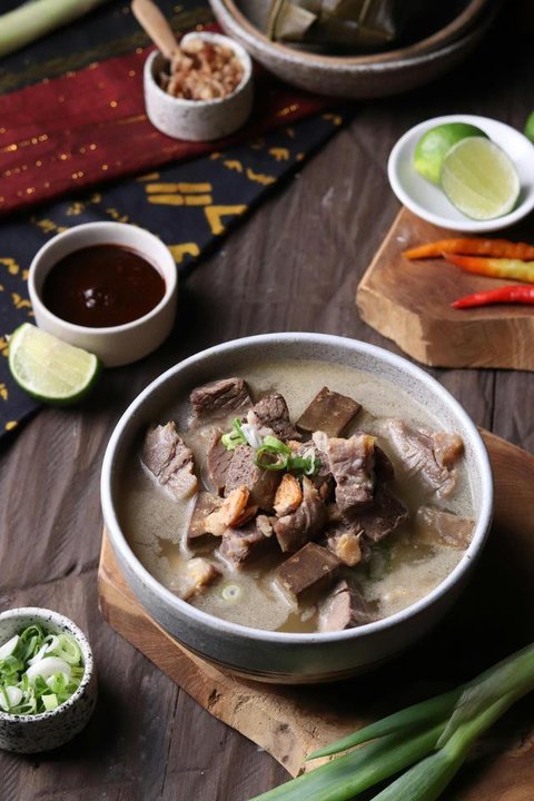 Mudah sekali bagi kita menemukan makanan bercitarasa pedas, maulai dari yang berkuah sampai tidak. Nah, salah satunya adalah kari ayam pedas dengan tampilan kuahnya yang merah menggoda. (Foto