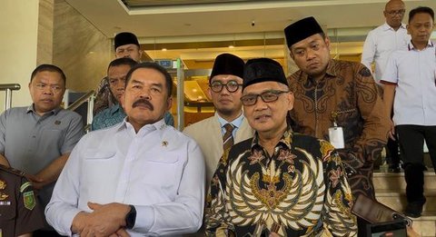 Petugas PPIH Arab Saudi Daker Makkah melayani jemaah haji lanjut usia (lansia) saat hendak umrah. (FOTO: MCH PPIH ARAB SAUDI 2023)