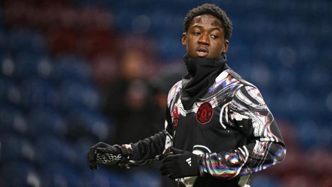 Gelandang Manchester United asal Inggris bernomor punggung 37, Kobbie Mainoo (C), berduel dengan gelandang Bournemouth asal Inggris bernomor punggung 16, Marcus Tavernier (L), selama pertandi