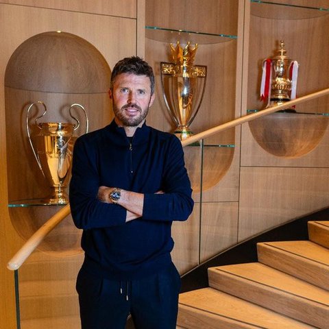 Gelandang Manchester United asal Inggris bernomor punggung 37, Kobbie Mainoo (C), berduel dengan gelandang Bournemouth asal Inggris bernomor punggung 16, Marcus Tavernier (L), selama pertandi