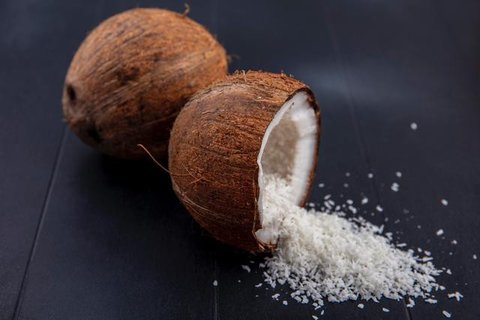 Kelapa parut disimpan di wadah kedap udara (YouTube/Campur MiTa)