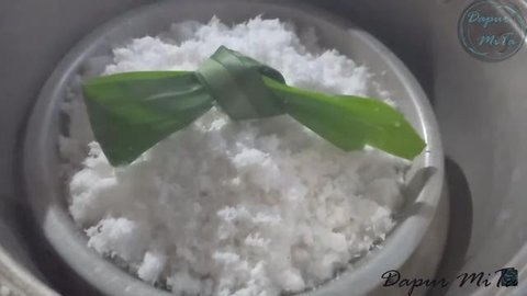 Kelapa parut disimpan di wadah kedap udara (YouTube/Campur MiTa)