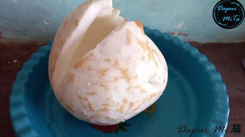 Kelapa parut disimpan di wadah kedap udara (YouTube/Campur MiTa)
