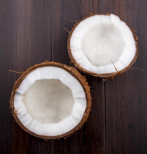 Kelapa parut disimpan di wadah kedap udara (YouTube/Campur MiTa)
