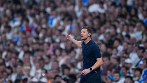 Pelatih Real Madrid, Xabi Alonso, memberikan arahan kepada anak asuhnya saat melawan Osasuna pada laga pekan perdana La Liga di Stadion di Santiago Bernabeu, Rabu (20/8/2025) dini hari WIB. (AP Photo/Manu Fernandez)