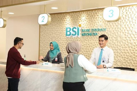 Pekerja melayani nasabah di kantor cabang Bank Syariah Indonesia, Jakarta Selasa (2/2/2021). Dirut BSI Hery Gunardi menjelaskan bahwa integrasi tiga bank syariah BUMN yakni Bank BRI Syariah,