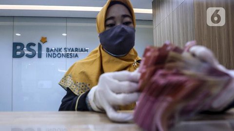 Pekerja melayani nasabah di kantor cabang Bank Syariah Indonesia, Jakarta Selasa (2/2/2021). Dirut BSI Hery Gunardi menjelaskan bahwa integrasi tiga bank syariah BUMN yakni Bank BRI Syariah,