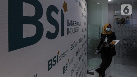 Pekerja melayani nasabah di kantor cabang Bank Syariah Indonesia, Jakarta Selasa (2/2/2021). Dirut BSI Hery Gunardi menjelaskan bahwa integrasi tiga bank syariah BUMN yakni Bank BRI Syariah,