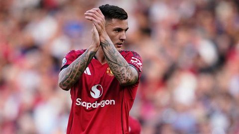 Manchester United unggul lebih dulu lewat gol Joshua Zirkzee pada menit ke-27. Wolves kemudian menyamakan kedudukan melalui sundulan Ladislav Krejci pada menit ke-45. (AP Photo/Dave Thompson)